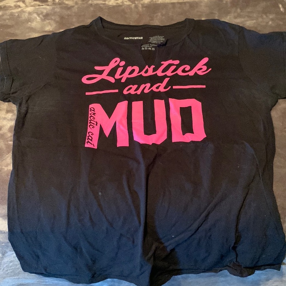 Cute T-shirt lipstick and mud